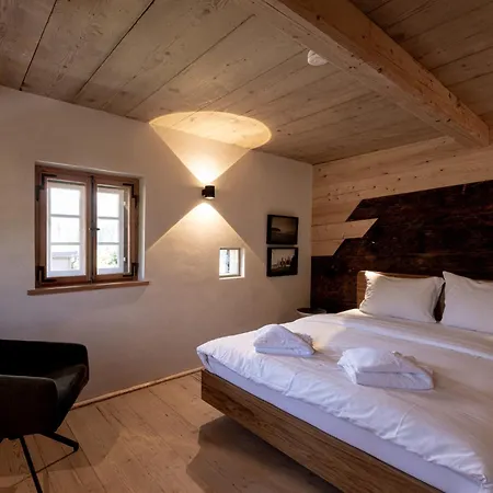 Moarhaus - *